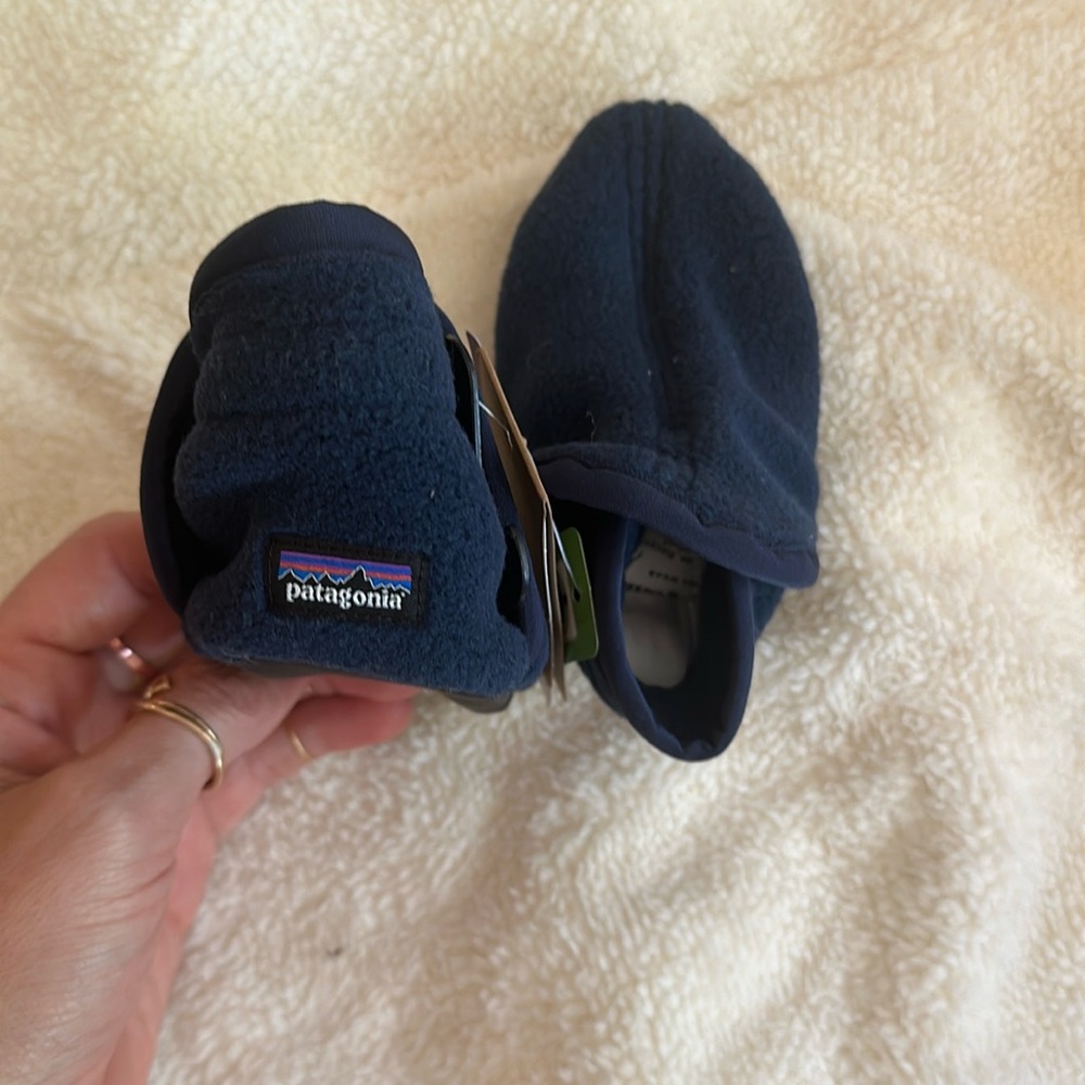 NWT 3-6mos Patagonia Synchilla fleece booties - navy